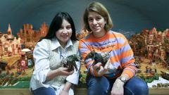 Ana Mart�n (a la derecha) y Scarleth, que hace de paje, muestran los dos nuevos elefantes del bel�n