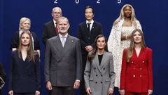 Los reyes Felipe VI y Letizia junto a la princesa Leonor (i) y la infanta Sofa (d) posan con los galardonados con los Premios Princesa de Asturias 2025