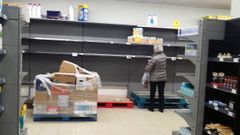 Estanter�as vac�as en un supermercado asturiano