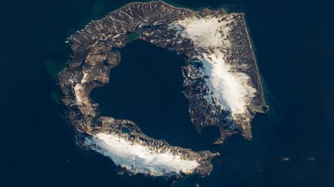 La isla Decepcin fotografiada desde un satlite