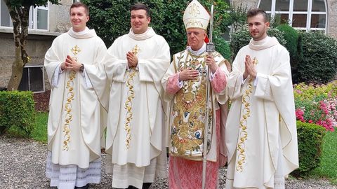 Tres nuevos sacerdotes en la di�cesis de Ourense: Jaime Vales Bola�o,  Francisco Blanco �lvarez Y Carlos Barreira Blanco, con el obispo de Ourense, monse�or Leonardo Lemos.