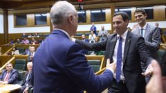 Imanol Pradales (d) abraza a su antecesor como lendakari, I�igo Urkullu, en la sesi�n de investidura en el Parlamento Vasco.