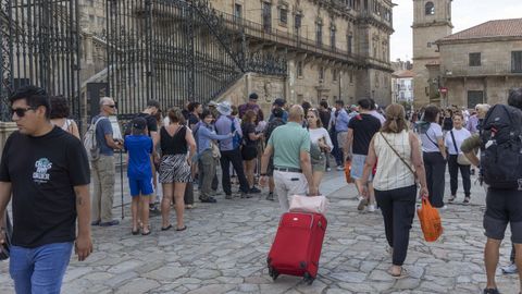 La llegada de turistas y excursionistas se deja notar estos d�as en el entorno de la catedral compostelana
