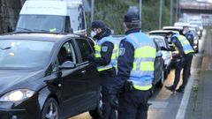Agentes de la Polic�a Local de Ferrol realizando un control en la carretera de la Trinchera