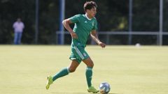 Sangalli Real Oviedo Vetusta Requexon.Marco Sangalli conduce el esf�rico en el encuentro frente al Vetusta