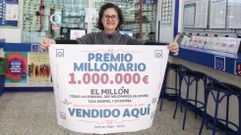 Rosa Mario muestra el cartel acreditando el premio en la administracin boirense