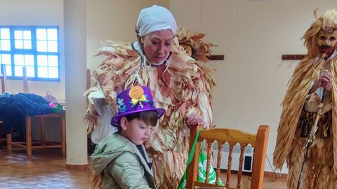 Un dos follateiros ensinndolle o traxe a un rapaz do CRA Monterrei