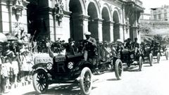 RETROSPECTIVA DE UN DESFILE DE UNA 
EXPOSICI�N DE  OCHES EN LA PLAZA DE MAR�A PITA