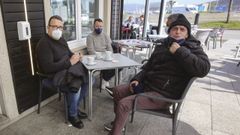 Gente en una terraza de Mux�a este mediod�a