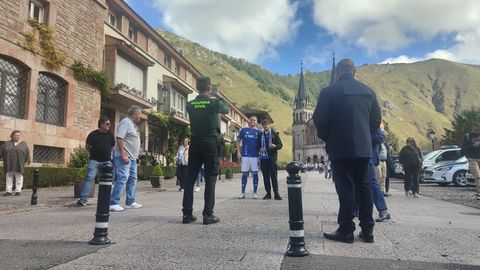 Un agente de la Guardia Civil le hace una foto a Alemao con un aficionado oviedista