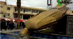 <span lang= es-es >Conquista de Raqa</span>. Los insurgentes celebraron la ca�da de la ciudad derribando la estatua de Hafez al Asad, padre de Bachar.