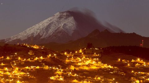 Vista del volcn Cotopaxi con emisiones de ceniza en Quito (Ecuador)