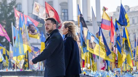 El presidente ucraniano, Volodmir Zelenski, junto a su mujer, Olena, durante los actos de conmemoracin del tercer aniversario de la invasin rusa