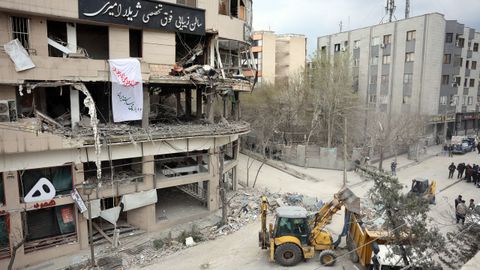 La sede de la cadena catar� Al Arabiya en Teher�n tras ser bombardeada por Israel.