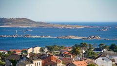 Parque illas atl�nticas. Cerca de S�lvora se sit�an Noro (a la izquierda) y Vionta, ambas con calas de blanca arena, pero a las que no se puede ir. Se puede acceder a la isla que est� al final de O Carreiro (derecha).