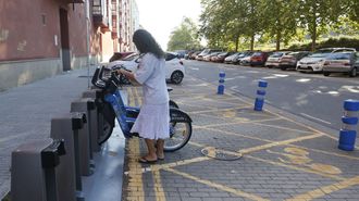 Una usuaria de Bicicoru�a, en la estaci�n de Novo Mesoiro
