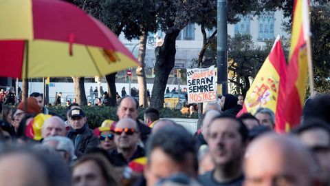 Asimismo, y entre �vivas al Rey�, el portavoz de la Coordinadora de Tabarnia critic� el desplante al rey de la alcaldesa de Barcelona y el presidente del Parlament, a los que calific� de �verdaderos pir�manos, que van en contra de la econom�a de la ciudad y en contra del Estado de derecho�