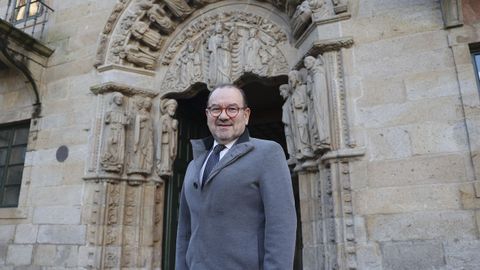 El rector de la USC, Antonio L�pez, este viernes, tras el consello extraordinario en el que se dio el visto bueno al acuerdo de Medicina