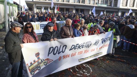 Miembros del Foro Cidadá polo Ferrocarril, en la cabecera de la marcha poco antes de su salida de la estación de Renfe
