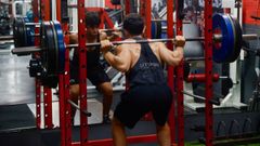 Un deportista levanta pesas en el Utopia Fitness Club