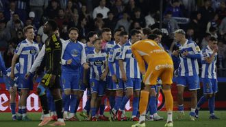 Los deportivistas se felicitan tras el triunfo frente al Zaragoza
