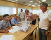 Votaciones, ayer, del personal funcionario, por la ma�ana. 