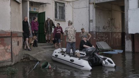 «Presa de Kakhovka: inundaciones en una zona de guerra». Imagen tomada después de que varias explosiones dañasen el muro de la presa de Kakhovka, controlada por Rusia, en el sureste de Ucrania, provocando grandes inundaciones
