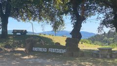 Un cartel da la bienvenida al Rastrexo de Xeve organizado para la noche del viernes.