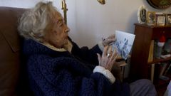 Chiruca fue maestra y trabaj� en Ordes y Monfero. Cuando estudi� el bachillerato, en el Instituto Eusebio da Guarda de A Coru�a, fue compa�era del exalcalde y abogado Jos� Manuel Lia�o Flores. Tambi�n, de una de las hijas del arquitecto Antonio Tenreiro. En su juventud coincidi� con las hijas del doctor Hervada o la actriz Mar�a Casares, con la que sale en la foto que tiene en la mano
