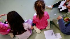Unas ni�as jugando en el aula