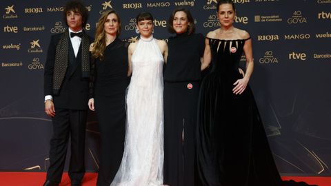 Carla Sim�n con el elenco de 'Romer�a'. A la derecha, la gallega Myriam Gallego