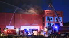 Un incendio causa graves da�os en el secadero de Jamones Otero en Vilalba