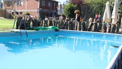 Cuenta con una amplia piscina y juego de la llave