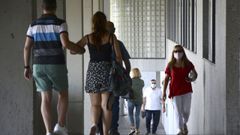 Usuarios, con mascarillas, en la entrada del Hospital Montecelo, en Pontevedra, donde hay dos pacientes de coronavirus ingresados