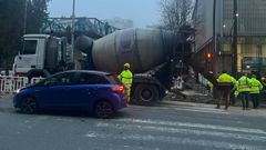 Imagen tomada por los miembros del AMPA en la que se aprecia al cami�n hormigonera en la zona del paso de cebra