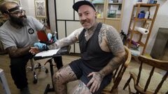 El tatuador asturiano Sepul, invitado por Viveiro Tattoo, grabando en negro el brazo de �scar Fraga donde posteriormente tatuar� dibujos en blanco