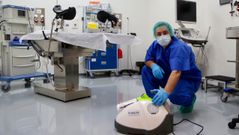 Desinfectando un quir�fano de la cl�nica Nida
