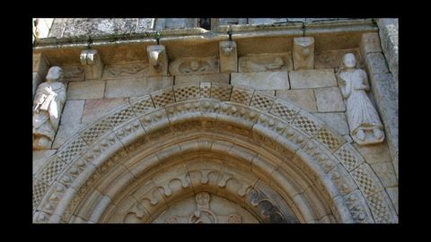 Esculturas en la portada de la iglesia romnica de San Pedro de A Mezquita (A Merca).