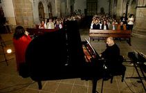 Rosa Leiro y Juan Carlos Cambas, durante su concierto de ayer en la iglesia de San Vicente. 