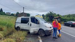 La furgoneta perdii� el control en una curva y se sali� de la AC-840 en A Regueira, en Oza-Cesuras