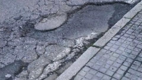 Fotos de los baches de la v�a de servicio de Meixonfr�o