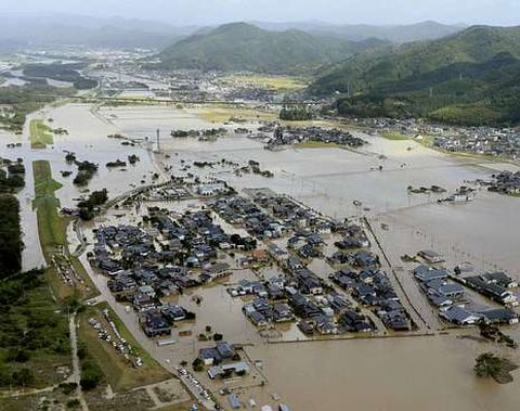 El río Yura invadió las viviendas en Fukuchiyama, Kioto.