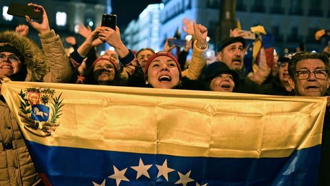 Ms de 5.000 venezolanos, segun cifras de la Policia, se reunieron en la Puerta del Sol para aclamar a Guaid