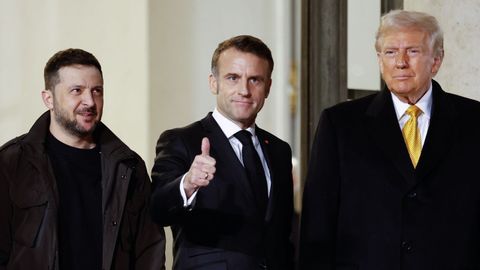 El presidente de Ucrania, Volodymyr Zelensky; el presidente de Francia, Emmanuel Macron, y el presidente electo de Estados Unidos, Donald Trump, antes de la reapertura