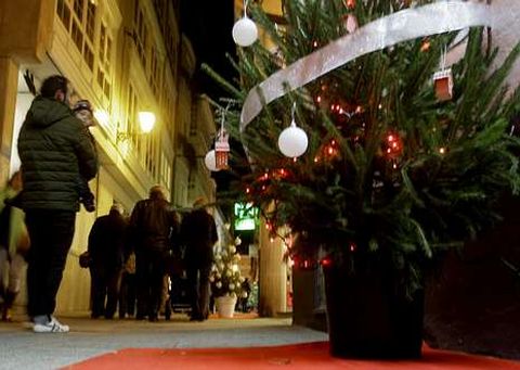 Árboles navideños ambientan desde hace días las calles comerciales de Viveiro.