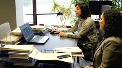 La conselleira �ngelez V�zquez Mejuto, hoy,  junto a la directora xeral, Bel�n do Campo Pi�eiro.