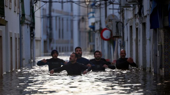 Voluntarios por una calle de Alcacer do Sal