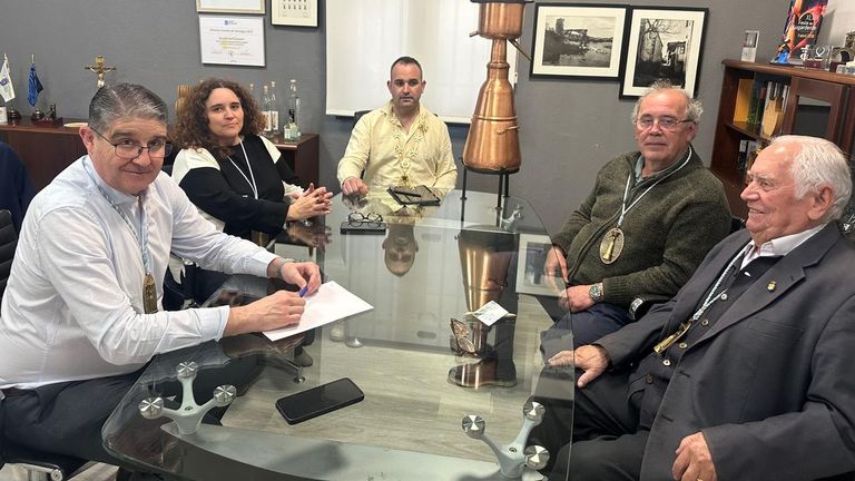 Alcalde y exalcaldes de Portomar�n eligieron ayer a las damas y caballeros de la Orden de la Alquitara