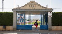 Puerta principal del polideportivo municipal de la localidad murciana de Jumilla.