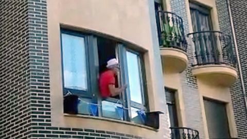 El Entrego juega al bingo desde la ventana